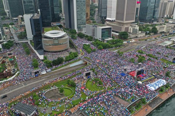 316,000 Rally in HK in Support of Police, Seek End to Violen